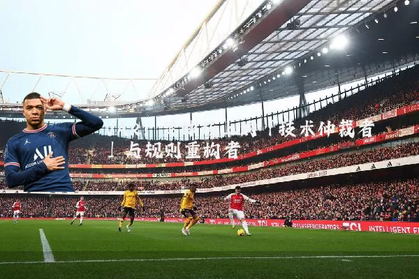 VAR：足球场上的「技术仲裁者」与规则重构者